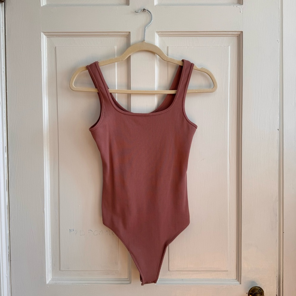 Abercrombie ribbed fabric tank bodysuit in dusty rose color, size XS